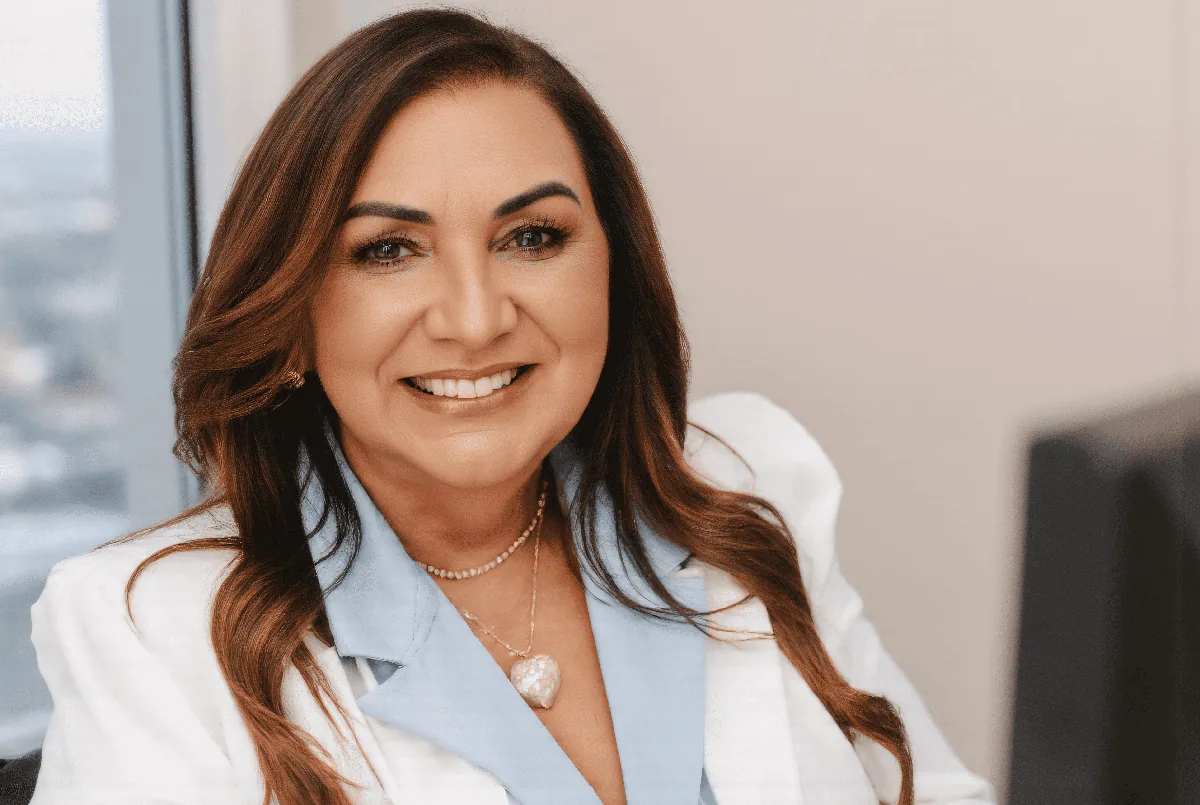 Dra. Maria Ivanete, médica oftalmologista e fundadora da Vision Center, sorrindo em seu consultório em Porto Velho