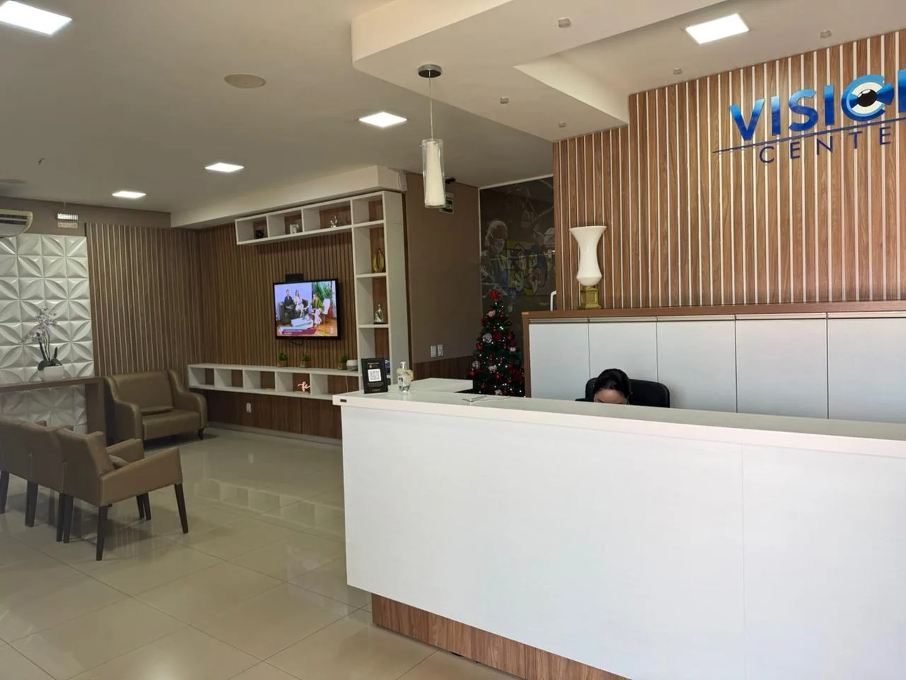 Recepção ampla e climatizada da clínica Vision Center em Porto Velho, com balcão de atendimento e cadeiras confortáveis
